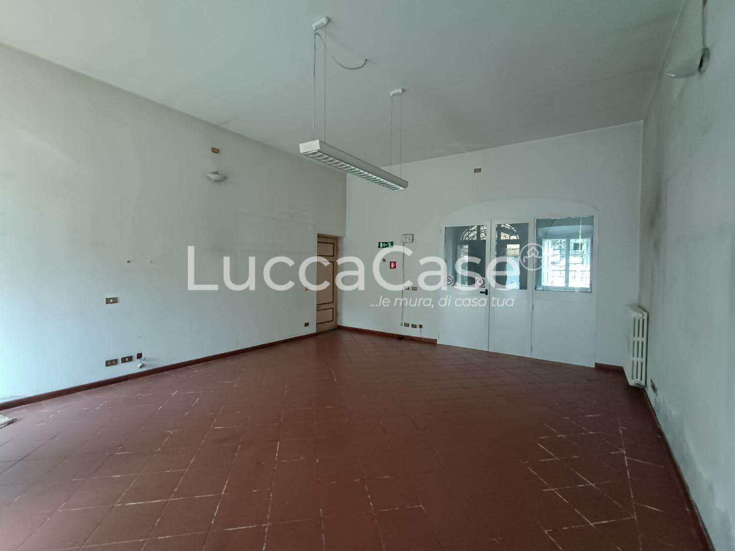locale commerciale in affitto a Capannori in zona Lammari