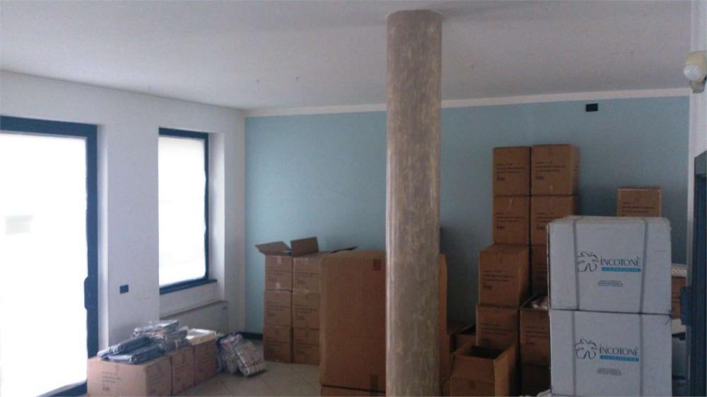 negozio in affitto a Capannori in zona Lunata