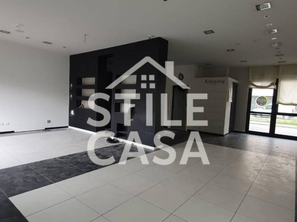 locale commerciale in affitto a Capannori in zona Lunata