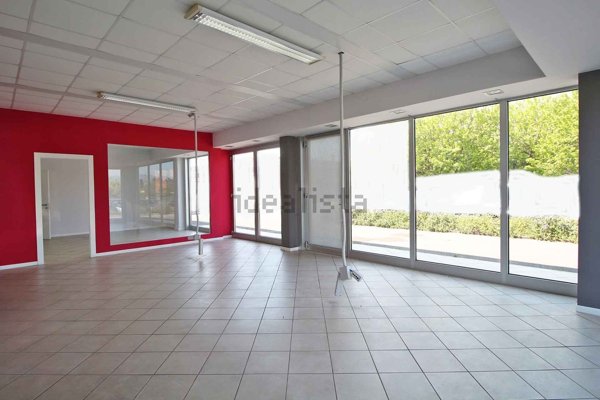 ufficio in affitto a Capannori in zona Guamo