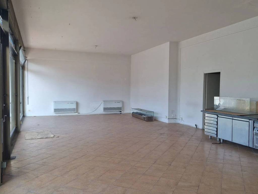negozio in affitto a Capannori in zona Lammari