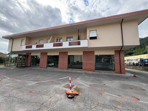 negozio in affitto a Capannori in zona Castelvecchio di Compito