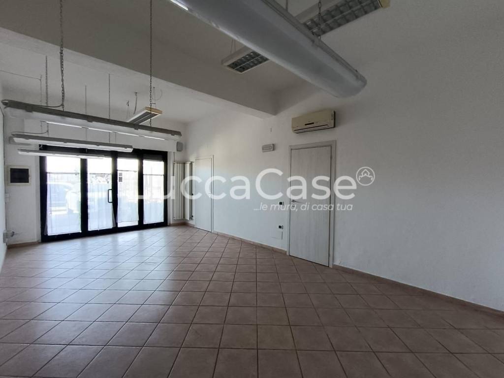 locale commerciale in affitto a Capannori in zona Lammari