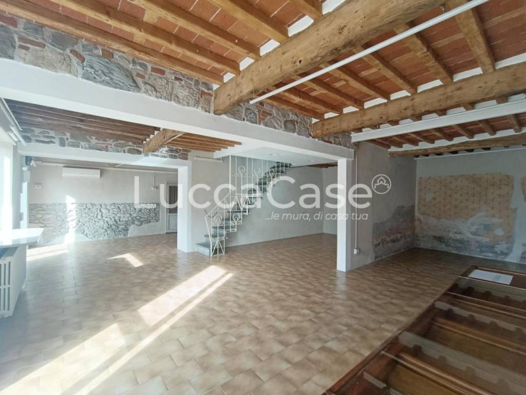 negozio in affitto a Capannori in zona Marlia