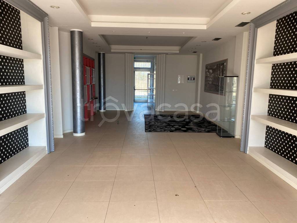 negozio in affitto a Capannori in zona Lammari