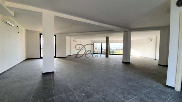 ufficio in affitto a Capannori in zona Lammari