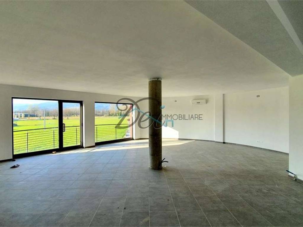 ufficio in affitto a Capannori in zona Lammari
