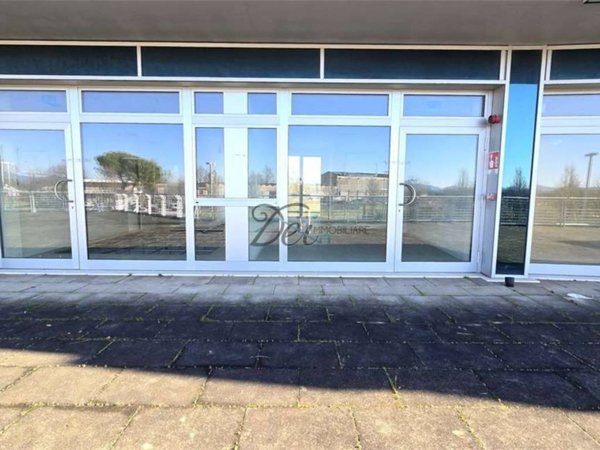 ufficio in affitto a Capannori in zona Lammari