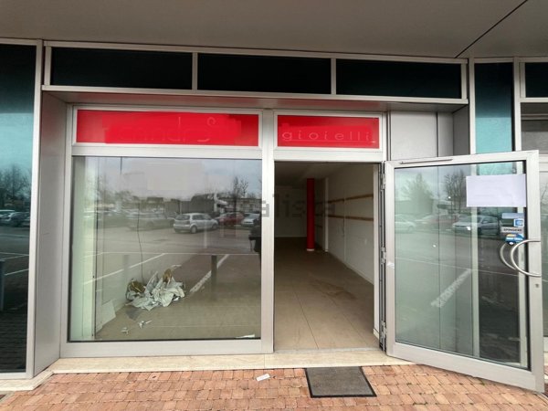 locale commerciale in affitto a Capannori in zona Lammari