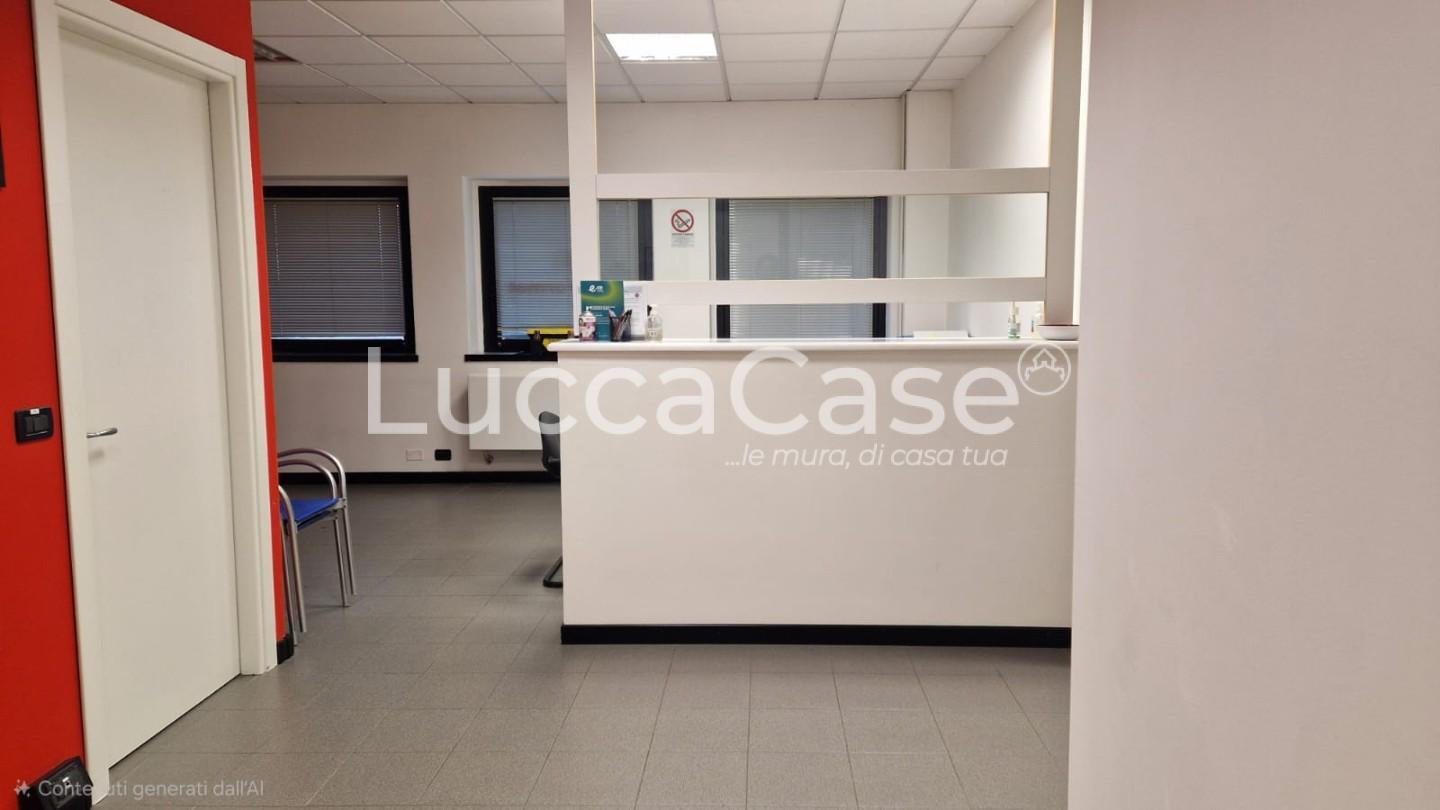 ufficio in affitto a Capannori in zona Lammari