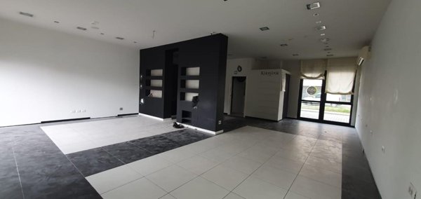 locale commerciale in affitto a Capannori in zona Lunata