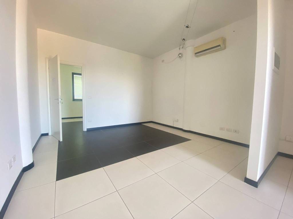 ufficio in affitto a Capannori in zona Lunata