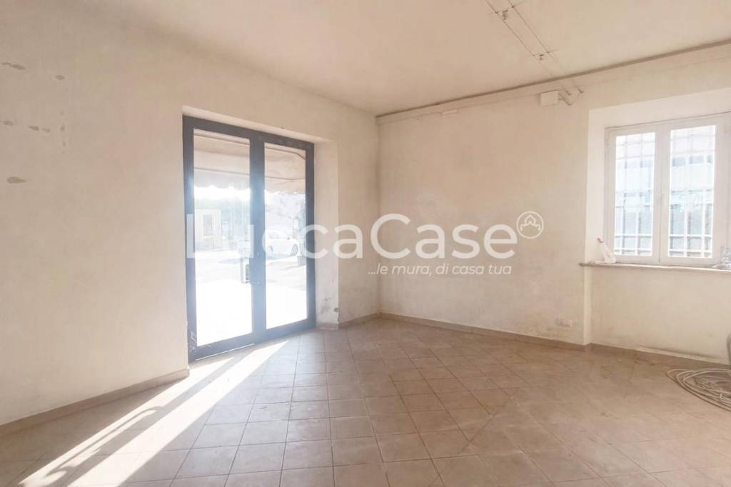 negozio in affitto a Capannori in zona Lammari