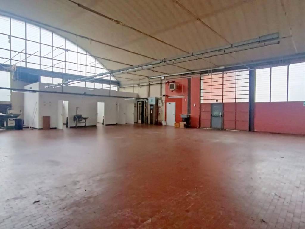 locale commerciale in affitto a Capannori in zona Lunata