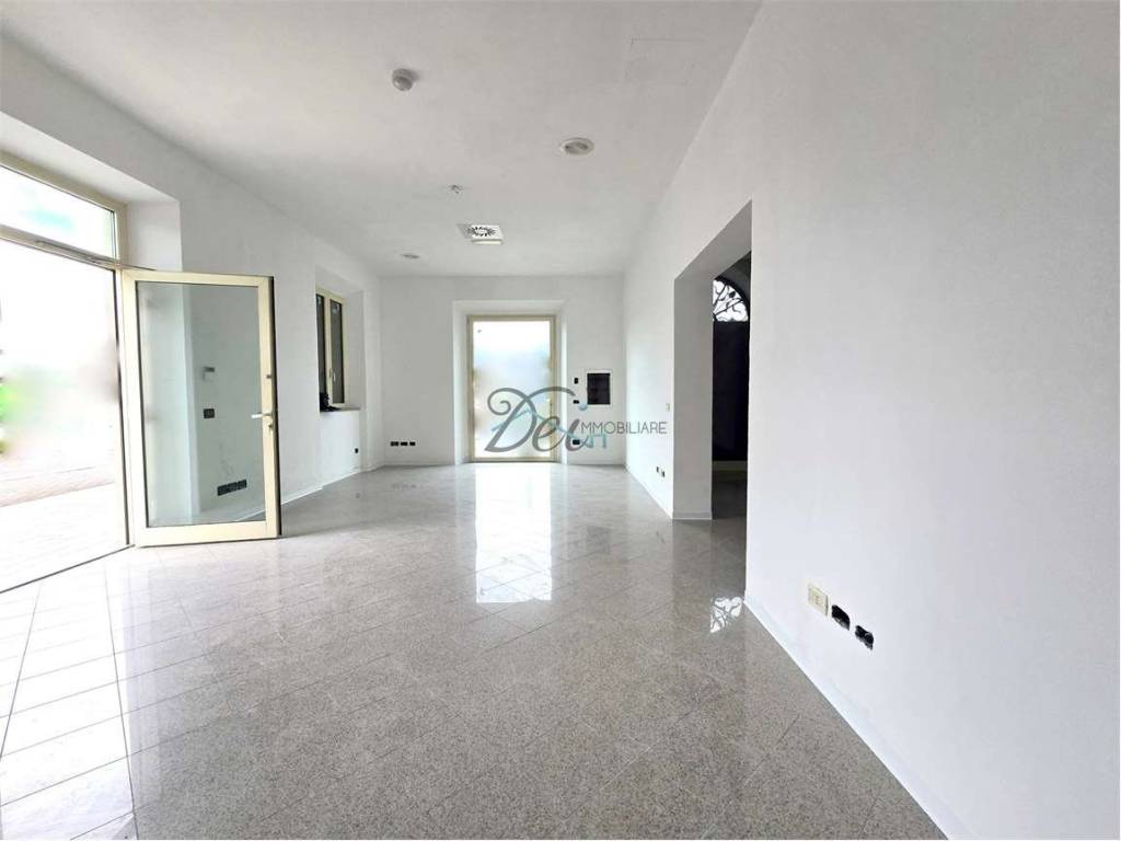 negozio in affitto a Capannori in zona Lunata