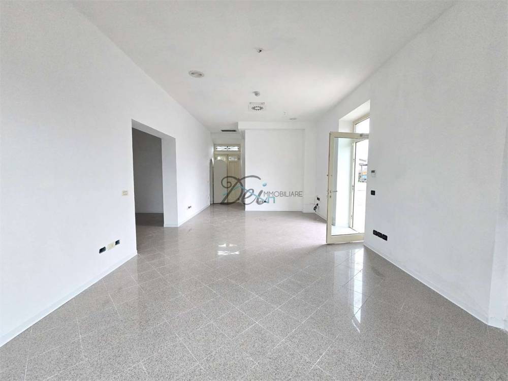 negozio in affitto a Capannori in zona Lunata