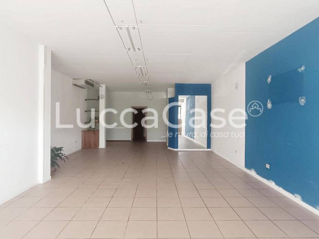 negozio in affitto a Capannori in zona Marlia