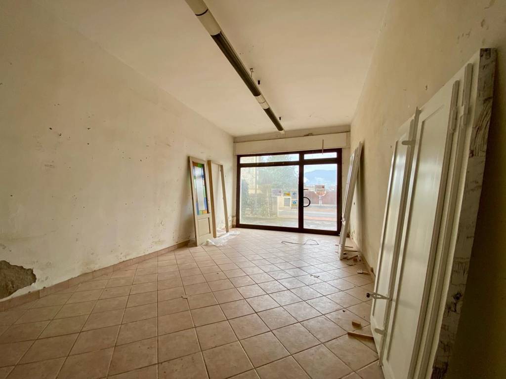 negozio in affitto a Capannori in zona Lammari