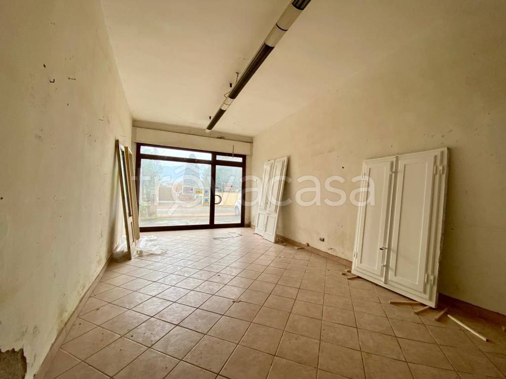 locale commerciale in affitto a Capannori in zona Lammari