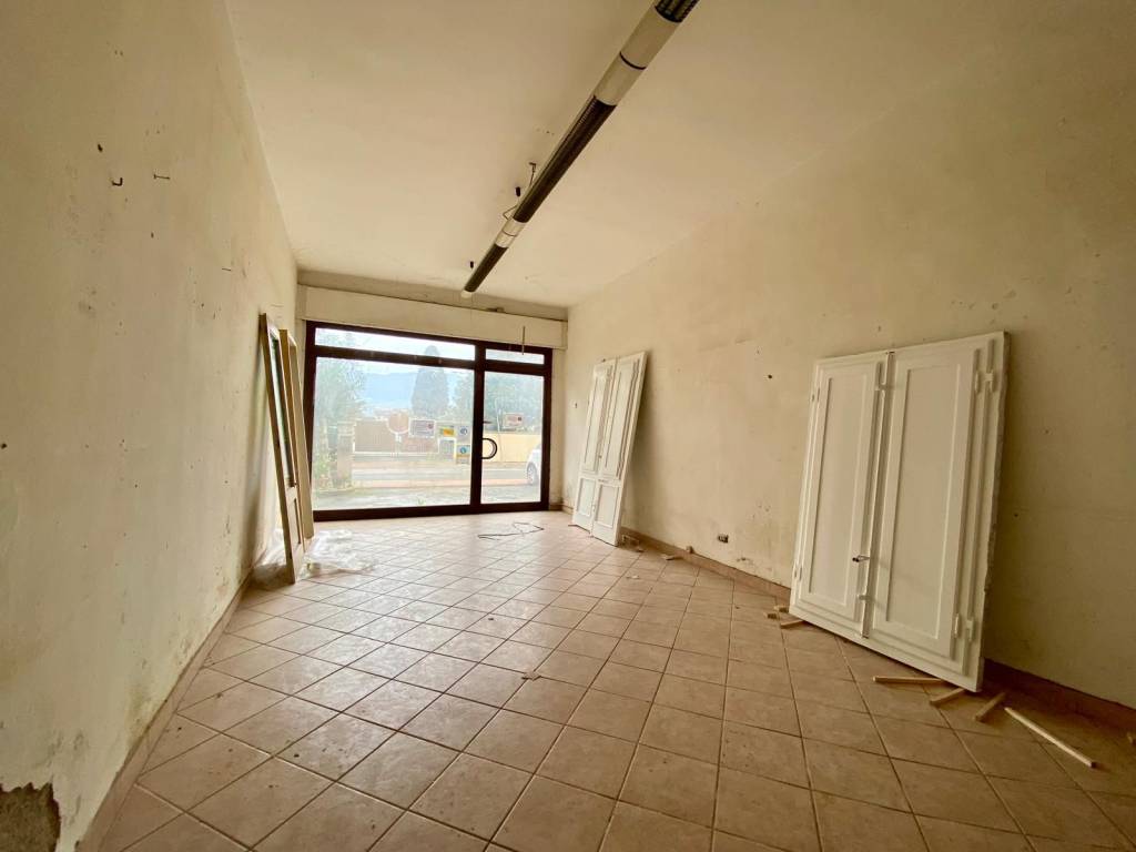 locale commerciale in affitto a Capannori in zona Lammari