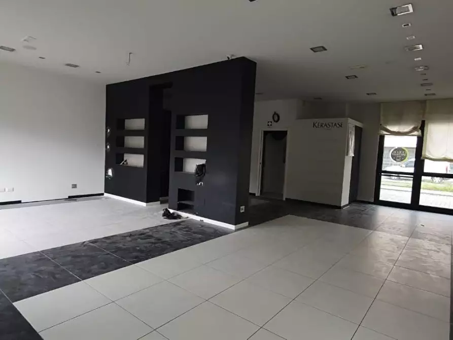 locale commerciale in affitto a Capannori in zona Lunata