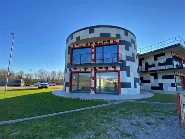 locale commerciale in affitto a Capannori in zona Lammari