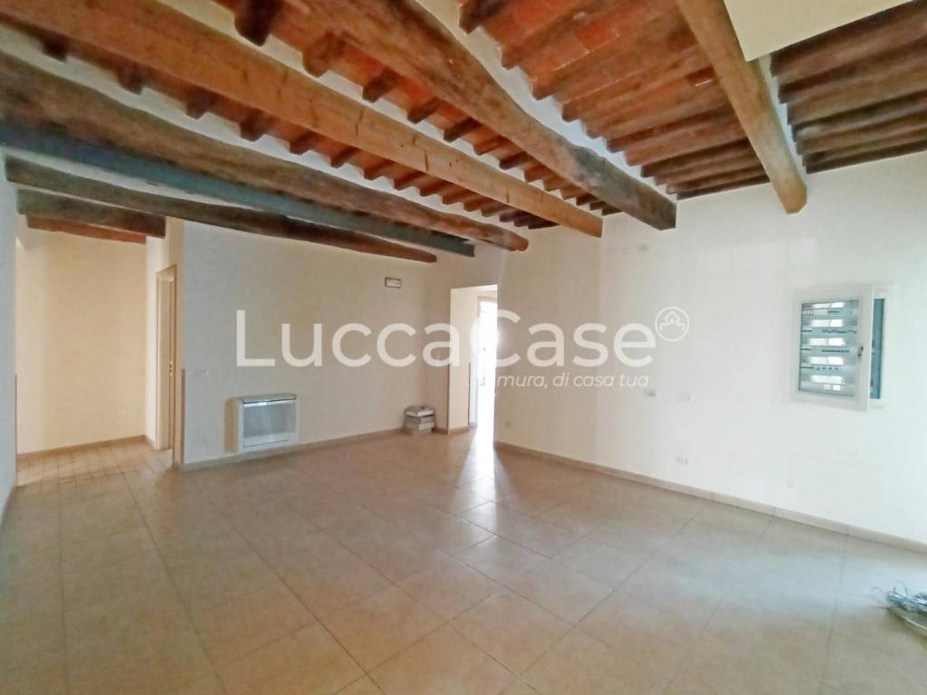 ufficio in affitto a Capannori in zona Lammari