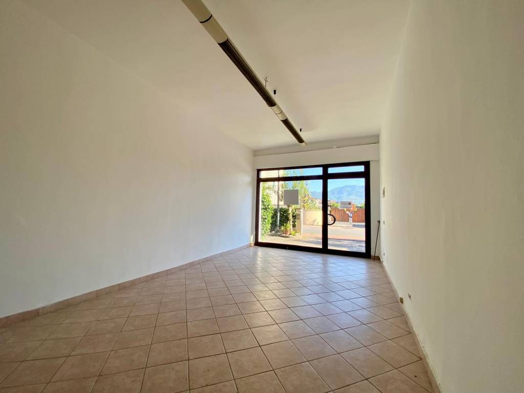 locale commerciale in affitto a Capannori in zona Lammari
