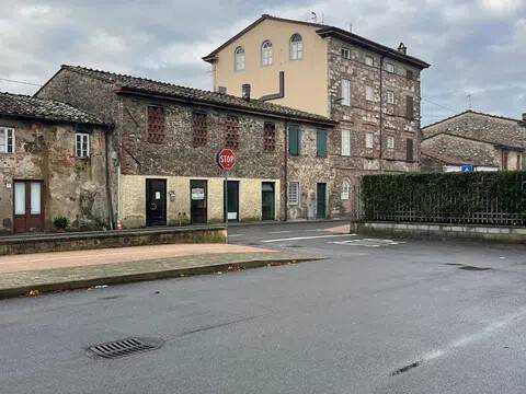 negozio in affitto a Capannori in zona Marlia