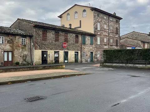 negozio in affitto a Capannori in zona Lammari