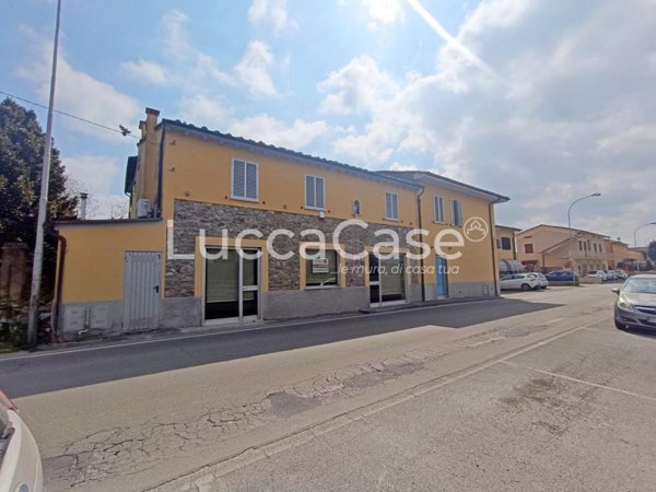 negozio in affitto a Capannori in zona Marlia