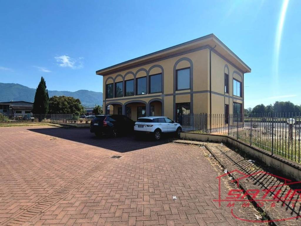 negozio in affitto a Capannori in zona Marlia