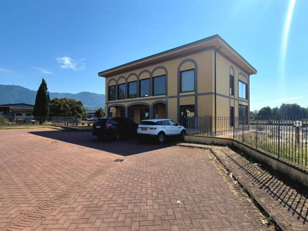 negozio in affitto a Capannori in zona Marlia