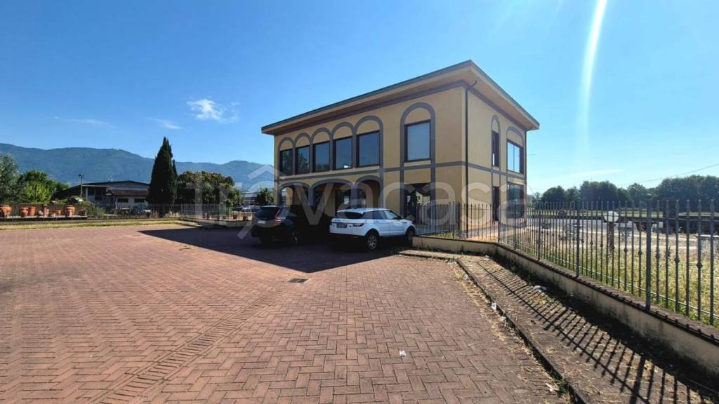 negozio in affitto a Capannori in zona Marlia