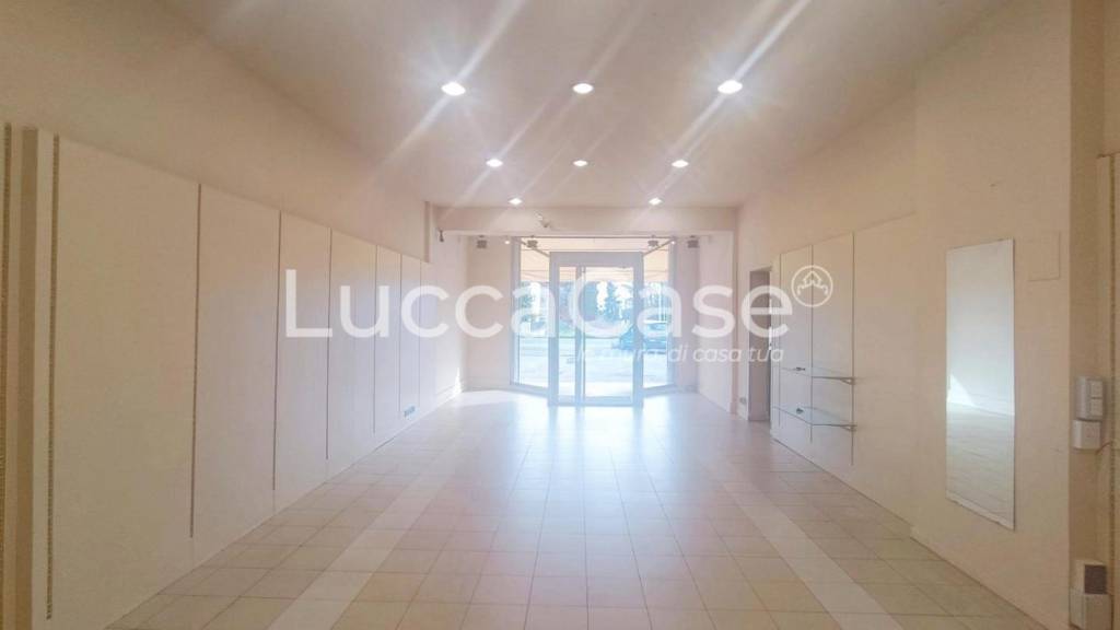 negozio in affitto a Capannori in zona Lunata
