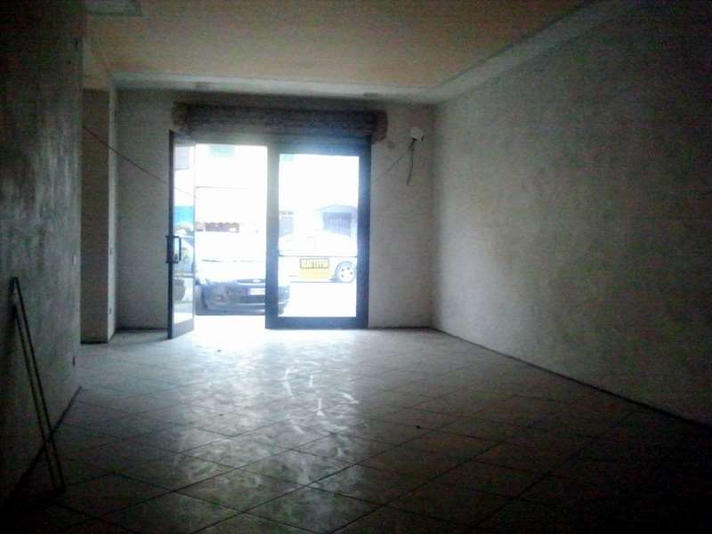 negozio in affitto a Capannori in zona Lammari