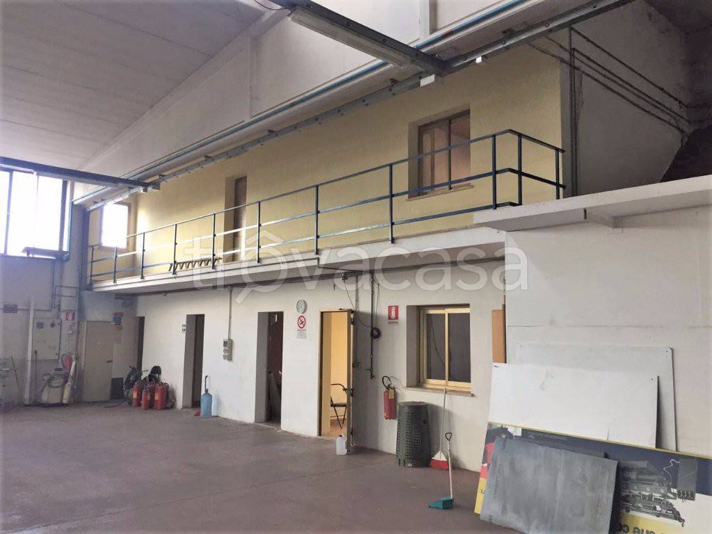negozio in affitto a Capannori in zona Lunata