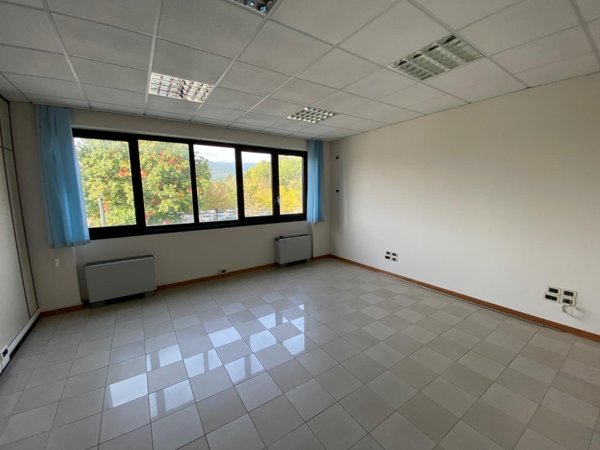 ufficio in affitto a Capannori in zona Guamo