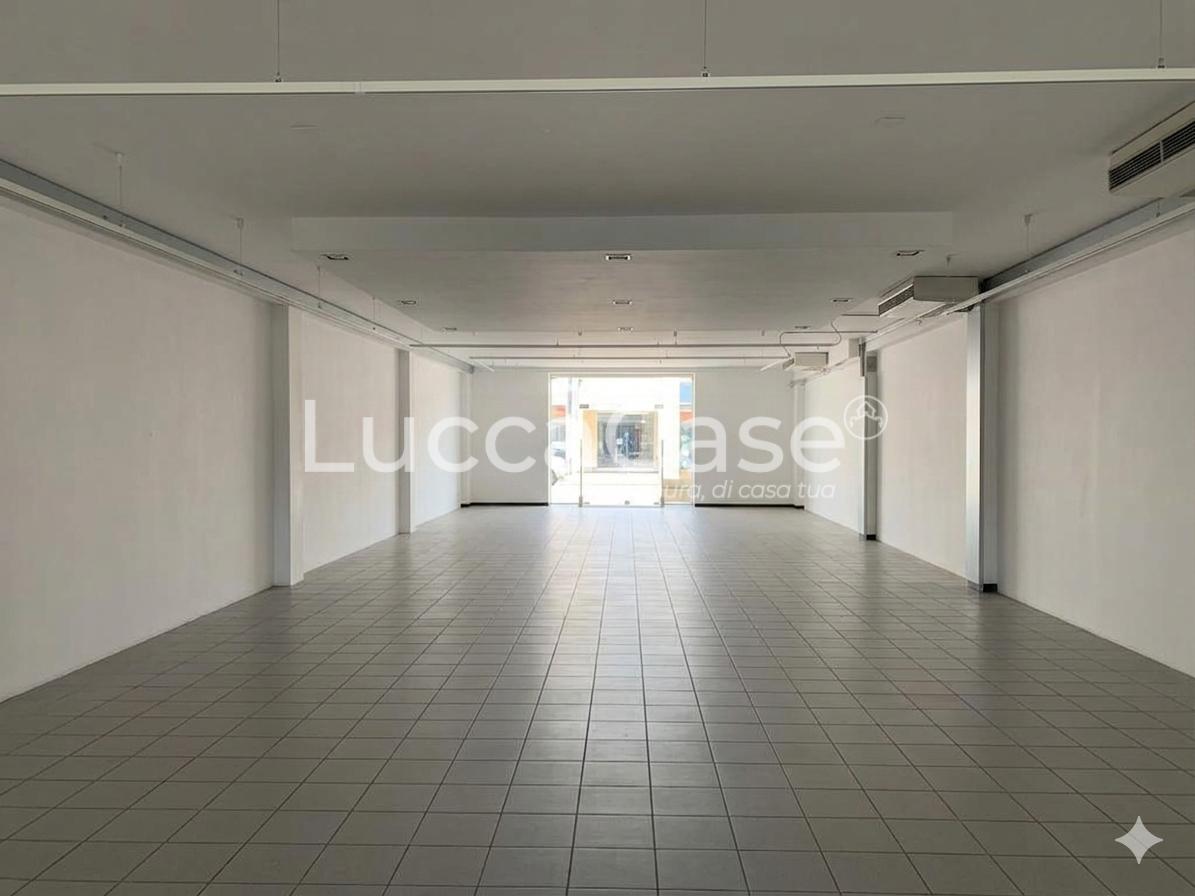 locale commerciale in affitto a Capannori in zona Lammari