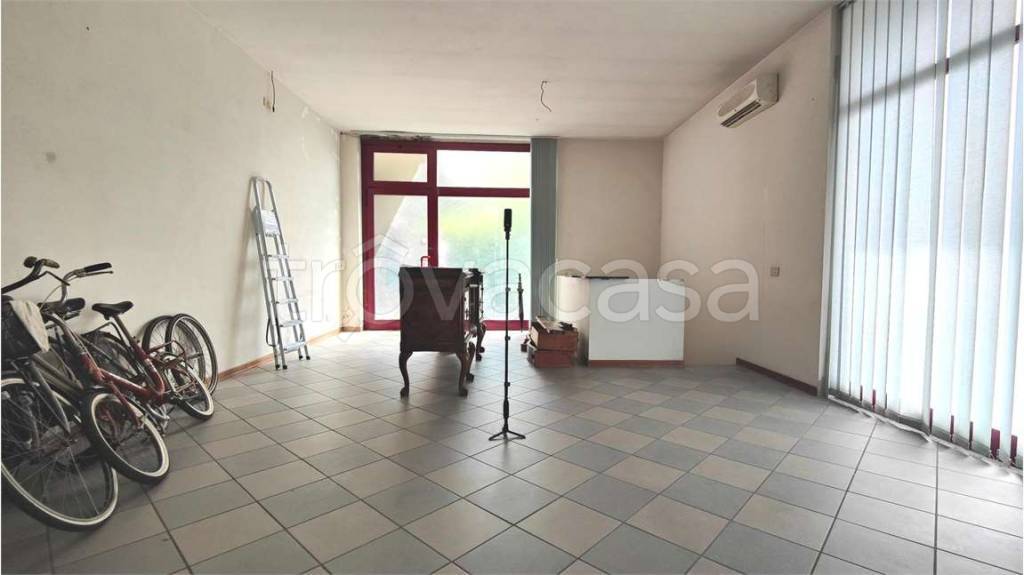 locale commerciale in affitto a Capannori in zona Marlia