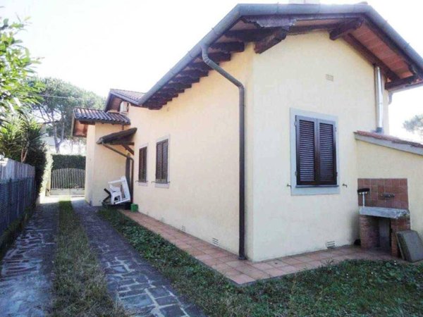 casa indipendente in affitto a Forte dei Marmi in zona Vittoria Apuana