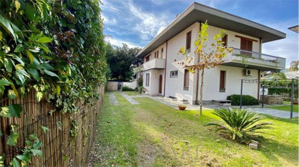 casa indipendente in affitto a Forte dei Marmi in zona Roma Imperiale