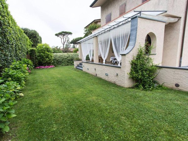 casa indipendente in affitto a Forte dei Marmi in zona Roma Imperiale