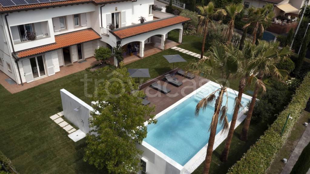 casa indipendente in affitto a Forte dei Marmi in zona Vittoria Apuana