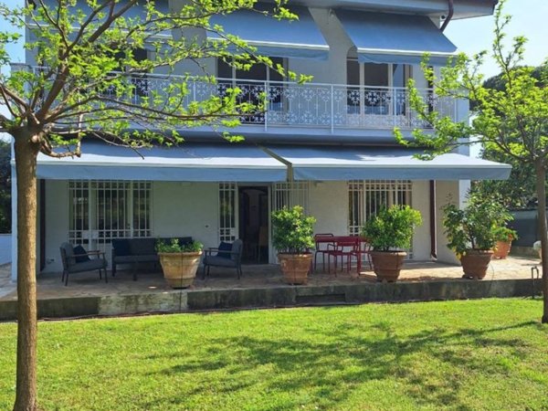 casa indipendente in affitto a Forte dei Marmi in zona Vittoria Apuana