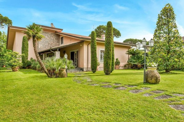 casa indipendente in affitto a Forte dei Marmi in zona Roma Imperiale