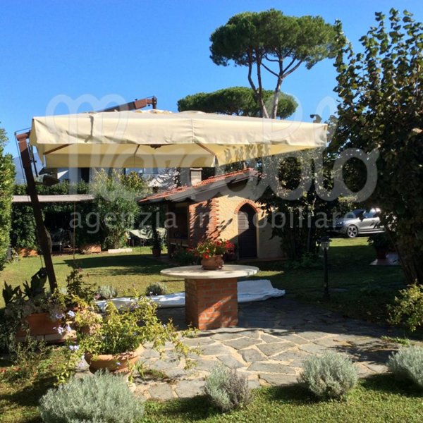 casa indipendente in affitto a Forte dei Marmi in zona Vittoria Apuana