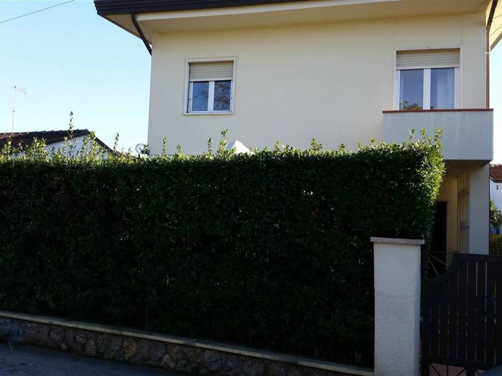 casa indipendente in affitto a Forte dei Marmi in zona Vittoria Apuana