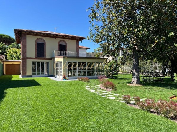 casa indipendente in affitto a Forte dei Marmi in zona Vittoria Apuana