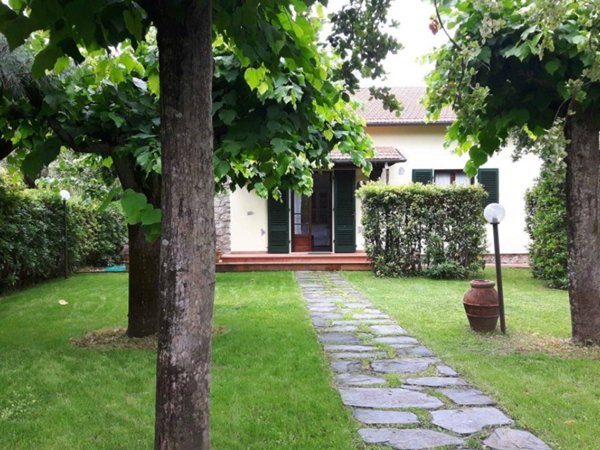 casa indipendente in affitto a Forte dei Marmi in zona Vittoria Apuana